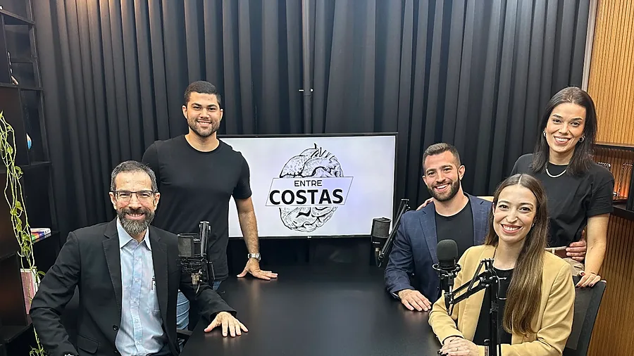 Equipe da Geração Serena no estúdio do EntreCorações Podcast
